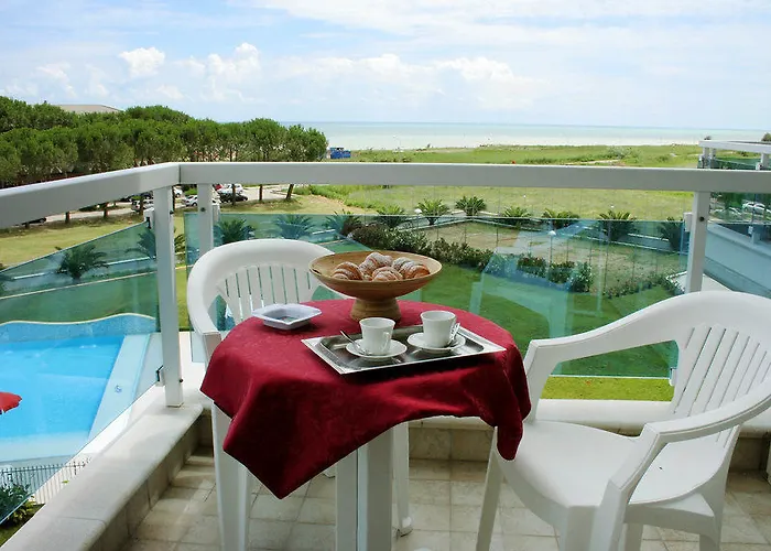 Elena Club Aparthotel 3*